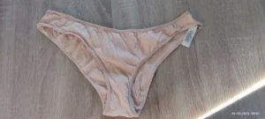 Vieille culotte sale, beaucoup porté de nuit, elle en a connu de la mouille en taile 38, Une séance de masturbation, porté 48h.
