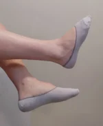 Soquettes blanches trouées et sales ;)