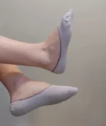 Soquettes blanches trouées
