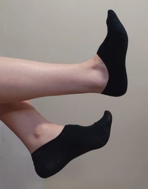 Soquettes noires trouées