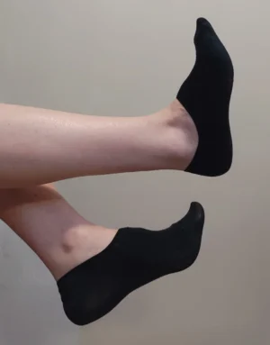 Soquettes noires trouées