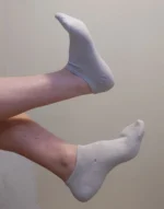Chaussettes trouées, beaucoup portées..