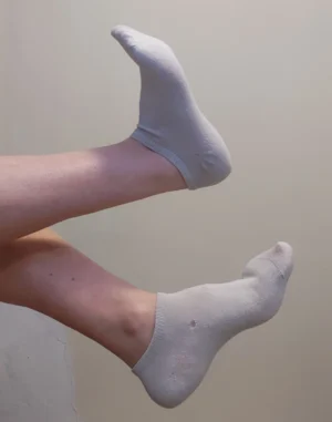 Chaussettes trouées, beaucoup portées..