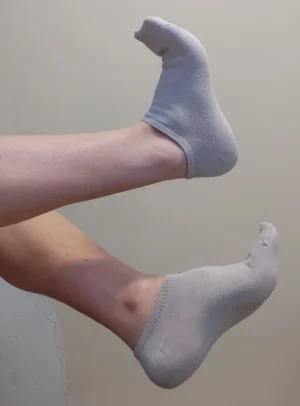 Chaussettes trouées, portées de nombreuses fois..