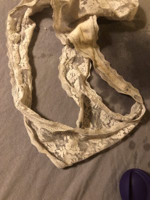 Mon string sale et trempé, après un marathon d'orgasmes