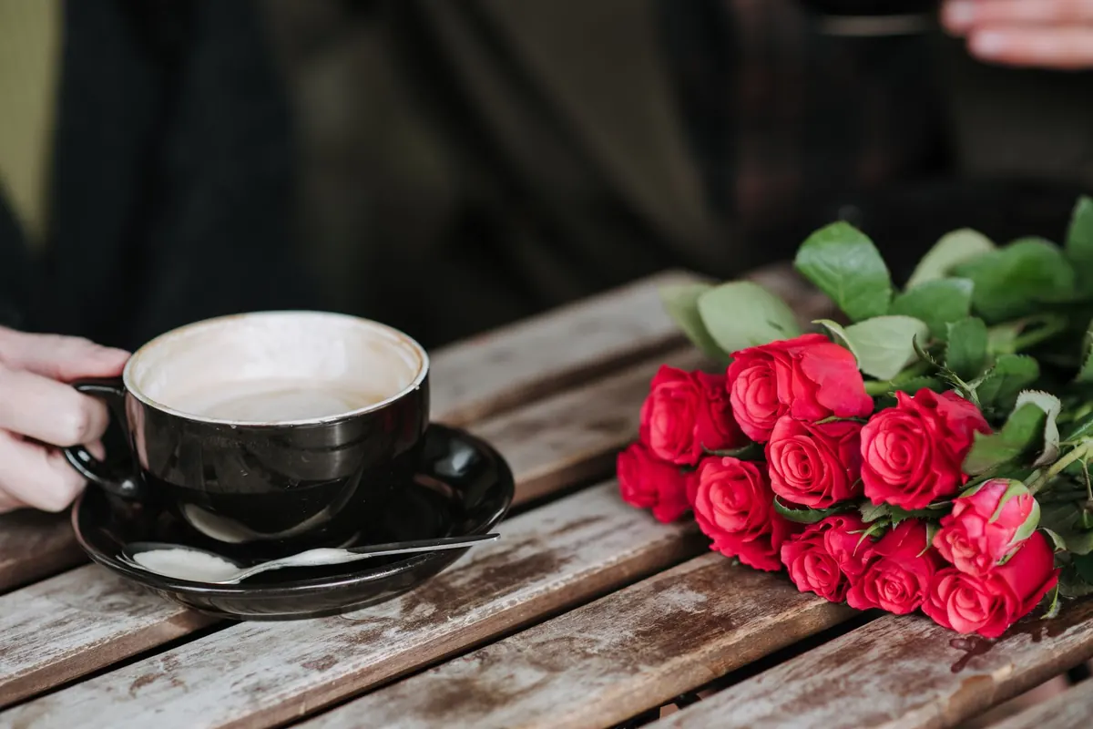 Tasse et bouquet de roses rouges, en illustration de « rencontrer des femmes sur internet »