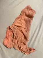 Culotte avec pertes blanches