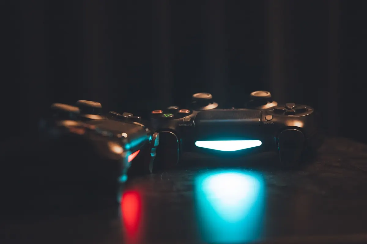 Manette de jeu lumineuse, en illustration de « jeux porno populaires »