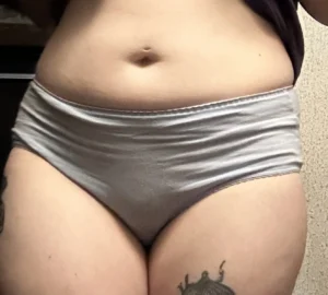 Petite culotte simple grise avec des taches menstruelle 🩸