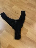 Joli tanga noir à souiller comme tu veux