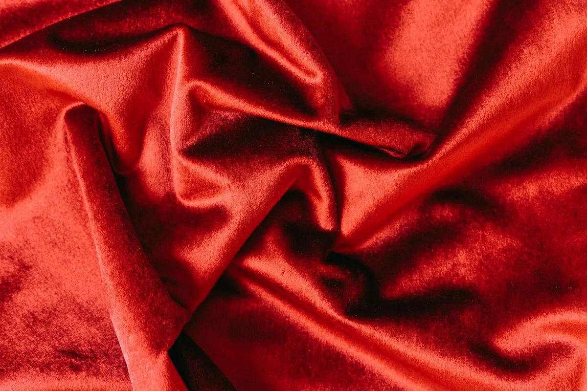 Velours rouge froissé, en illustration de « culotte portée personnalisée »