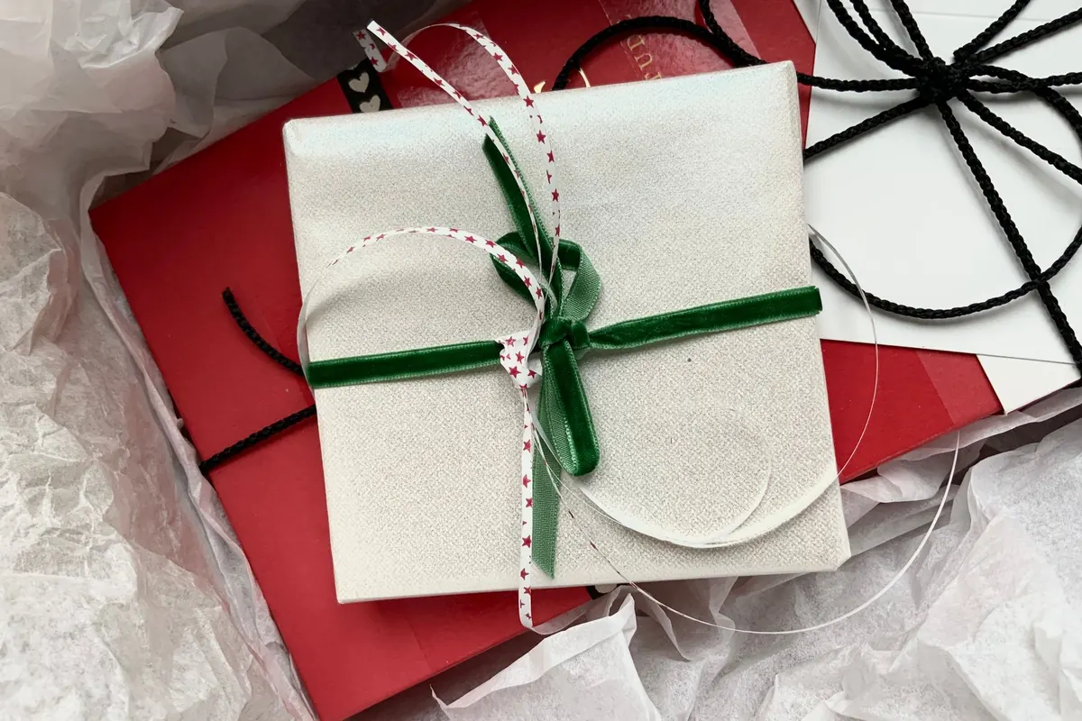 Cadeau emballé avec un ruban vert, en illustration de « vendre culotte portée en ligne »