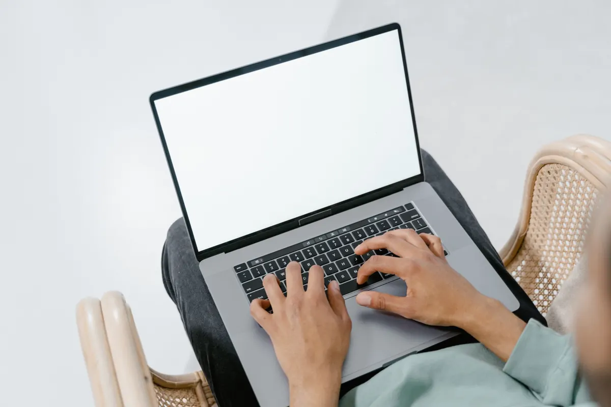 Mains sur un ordinateur portable, en illustration de « wannonce espace membre »