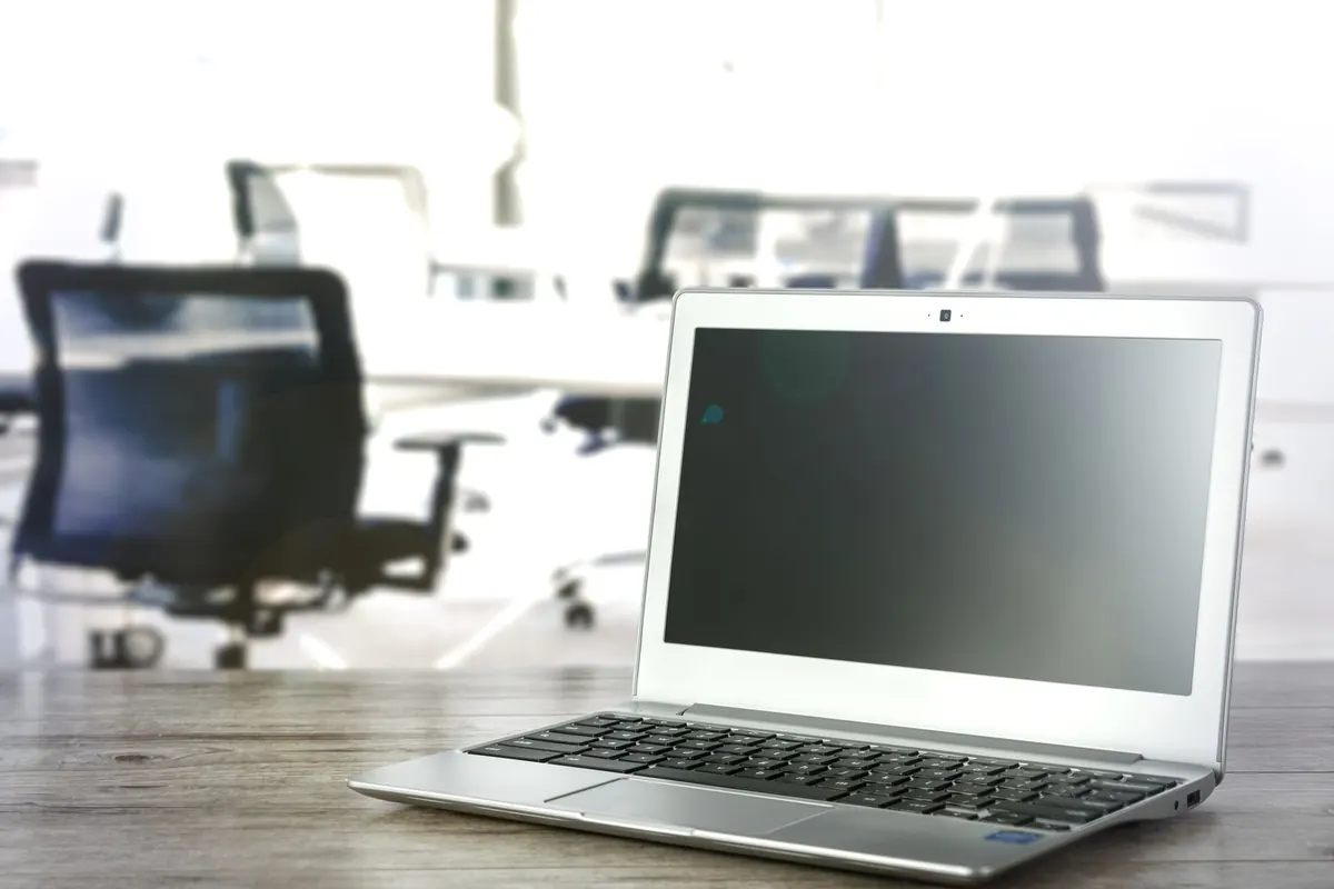 Ordinateur portable sur un bureau, en illustration de « wannonce espace membre »