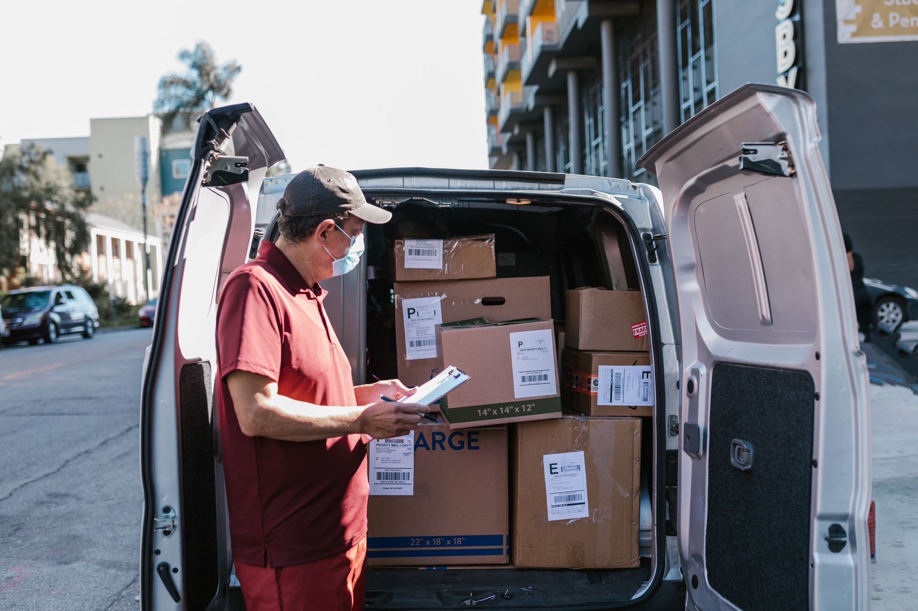 livreur colis camion
