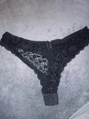 String noir dentelle