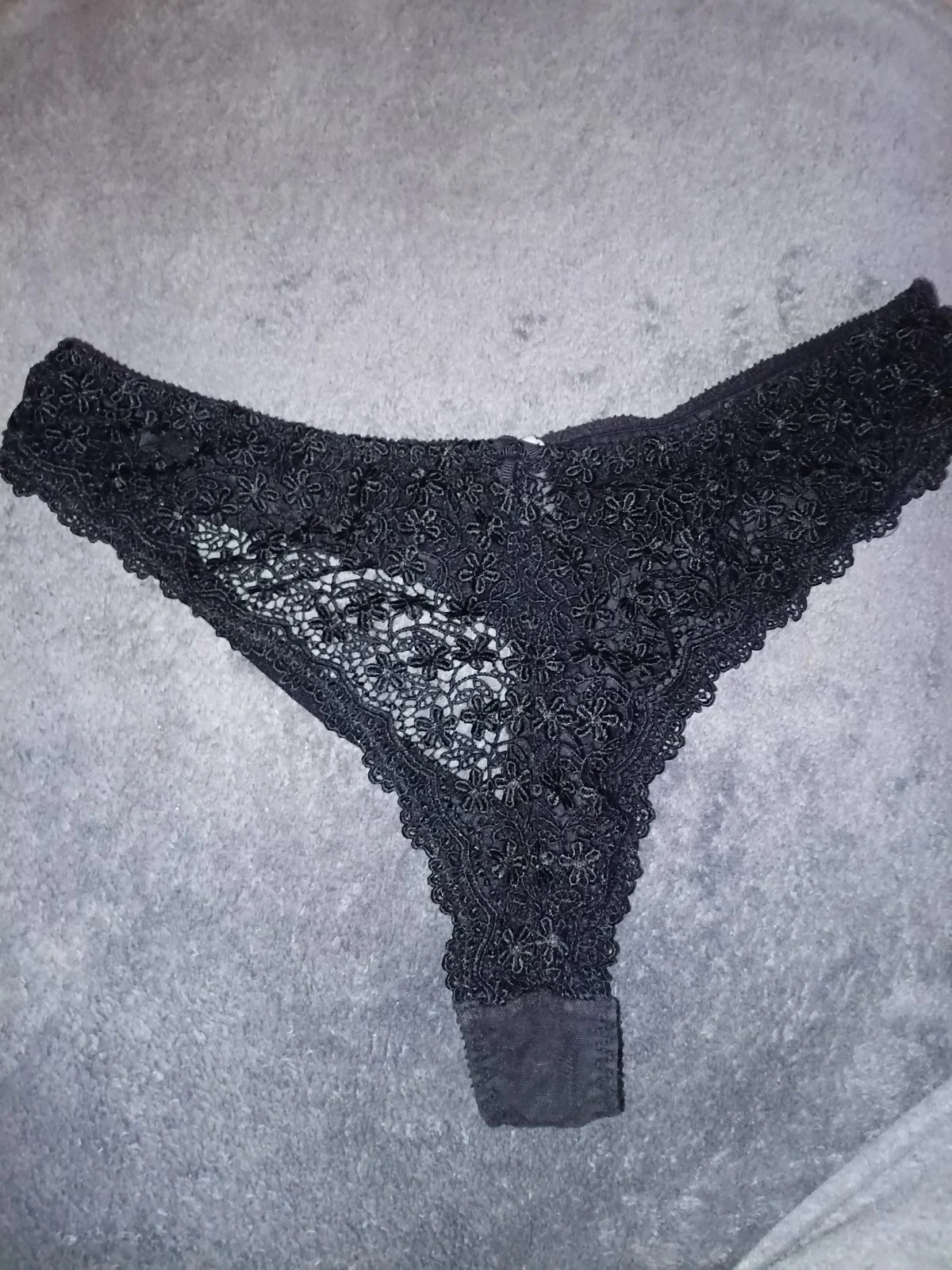 String noir dentelle