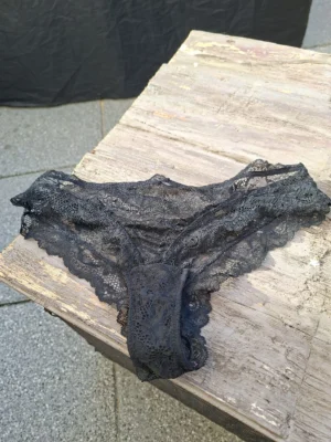 Je vends cette culotte noire en dentelle
