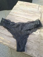 Je vends cette autre culotte noire
