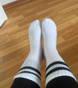 **MES CHAUSSETTES SALES A NETTOYER 😈**