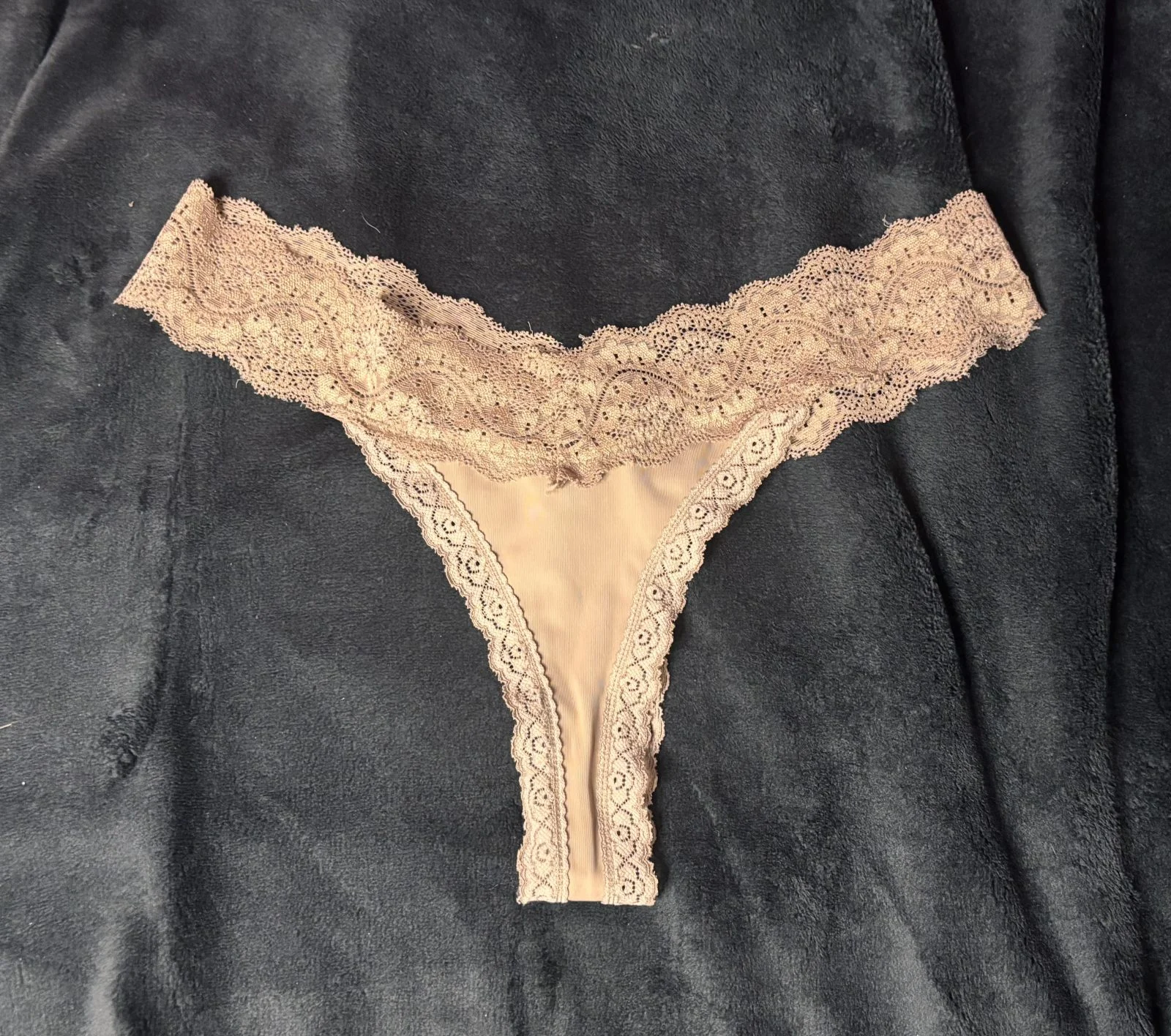 String beige porté pendant un live 💦🔥 – Image 3