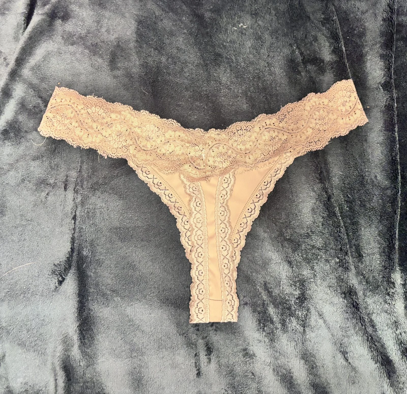 String beige porté pendant un live 💦🔥 – Image 4
