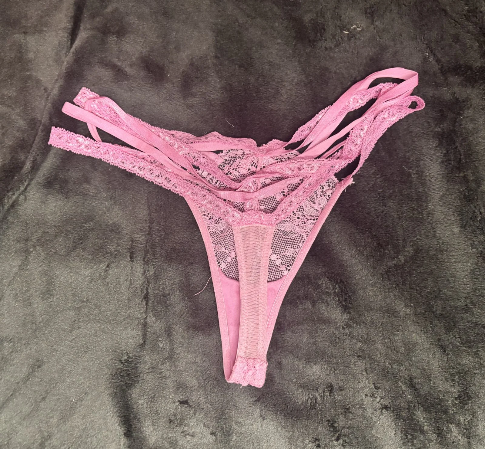 Strings rose porté pendant un live 💦🔥 – Image 4