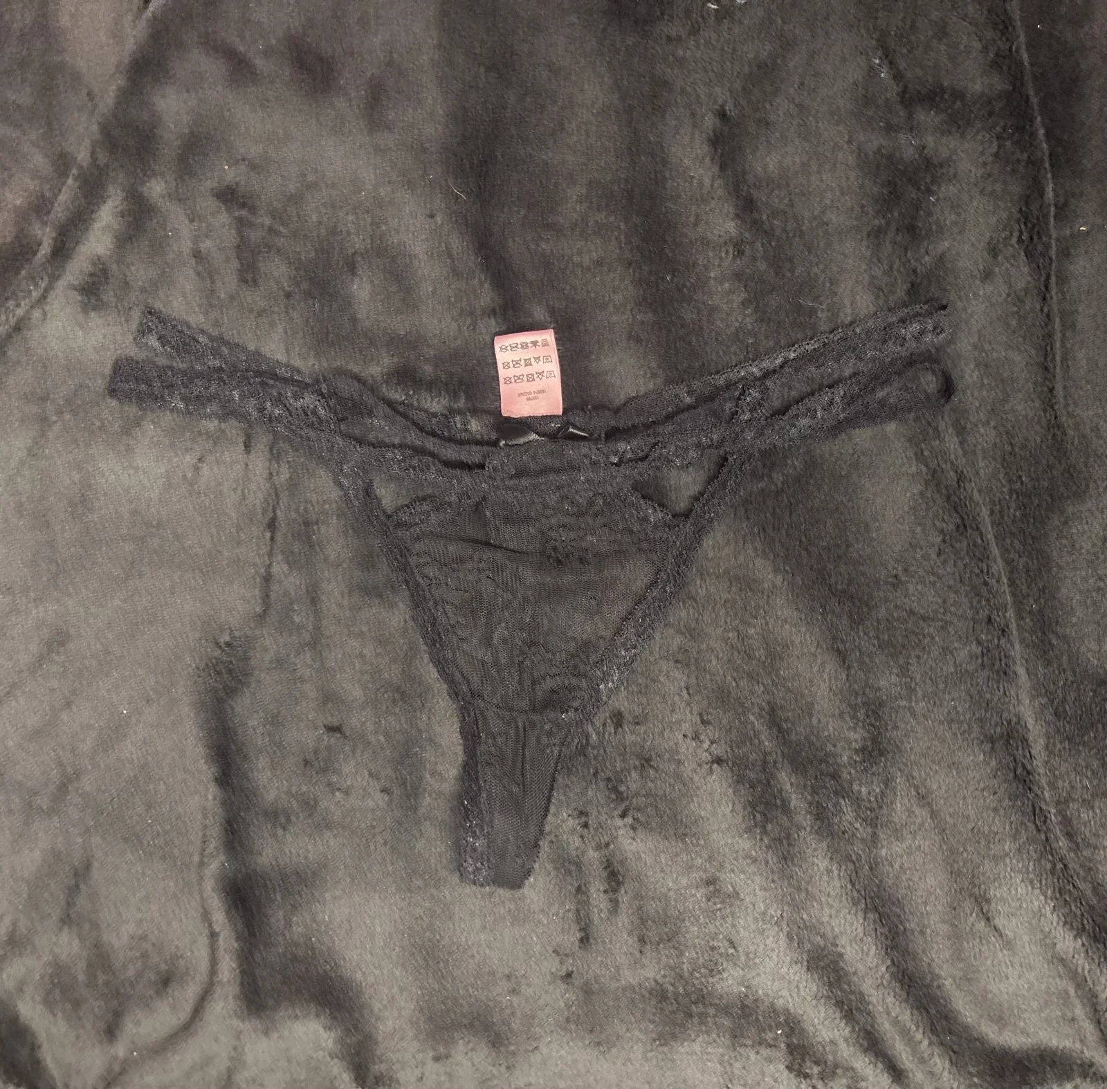 String noir en dentelle porté pendant un live 💦🔥 – Image 3