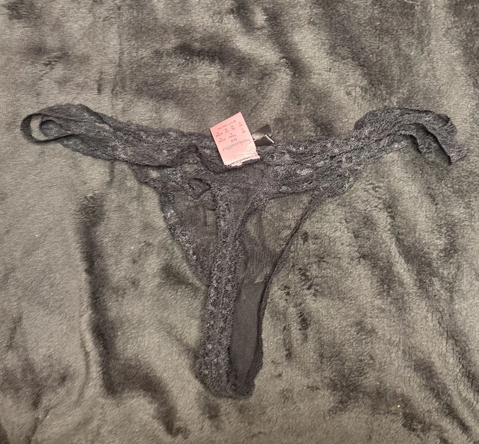 String noir en dentelle porté pendant un live 💦🔥 – Image 4