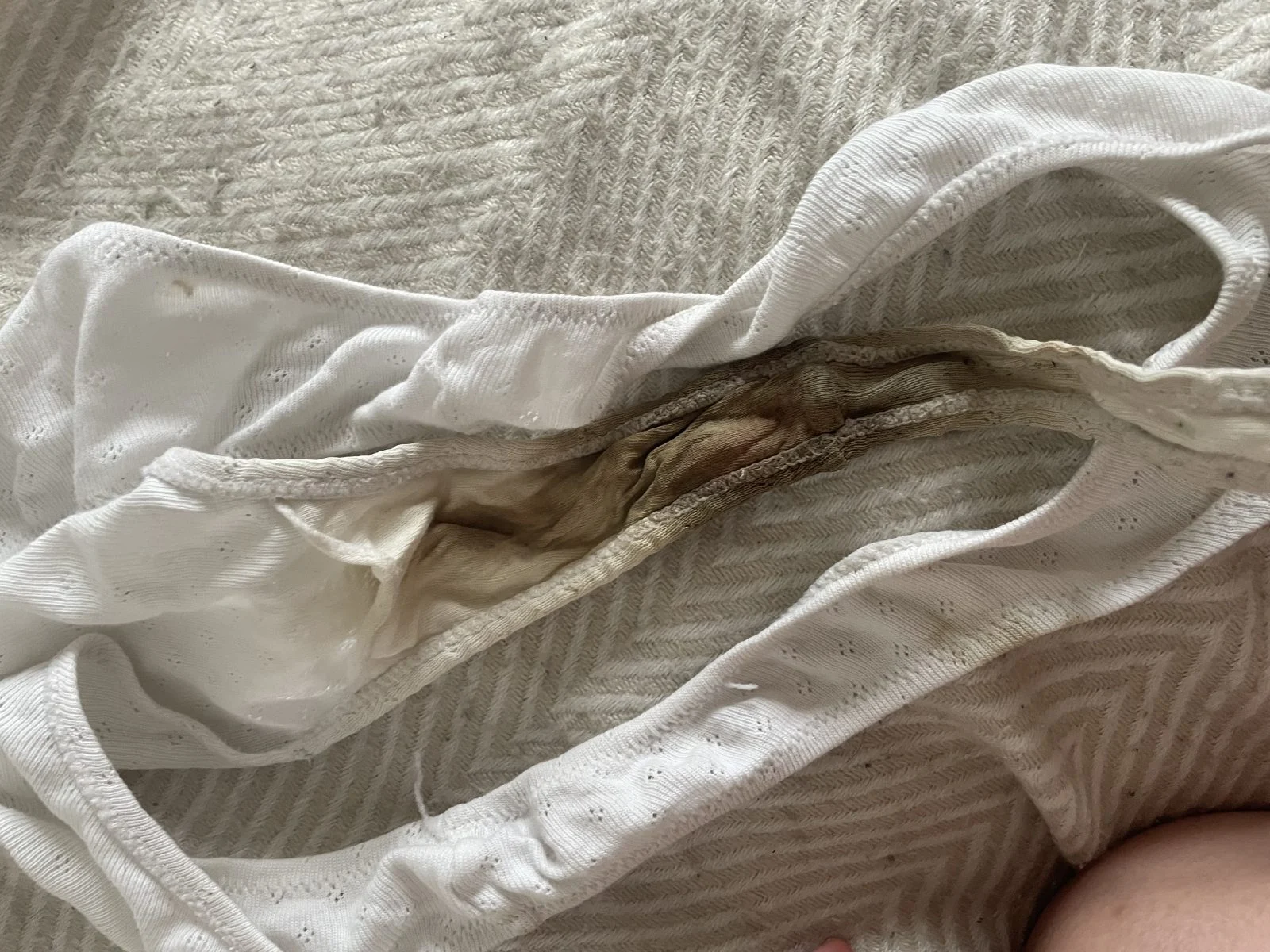 String en coton souillé de sang – Image 4