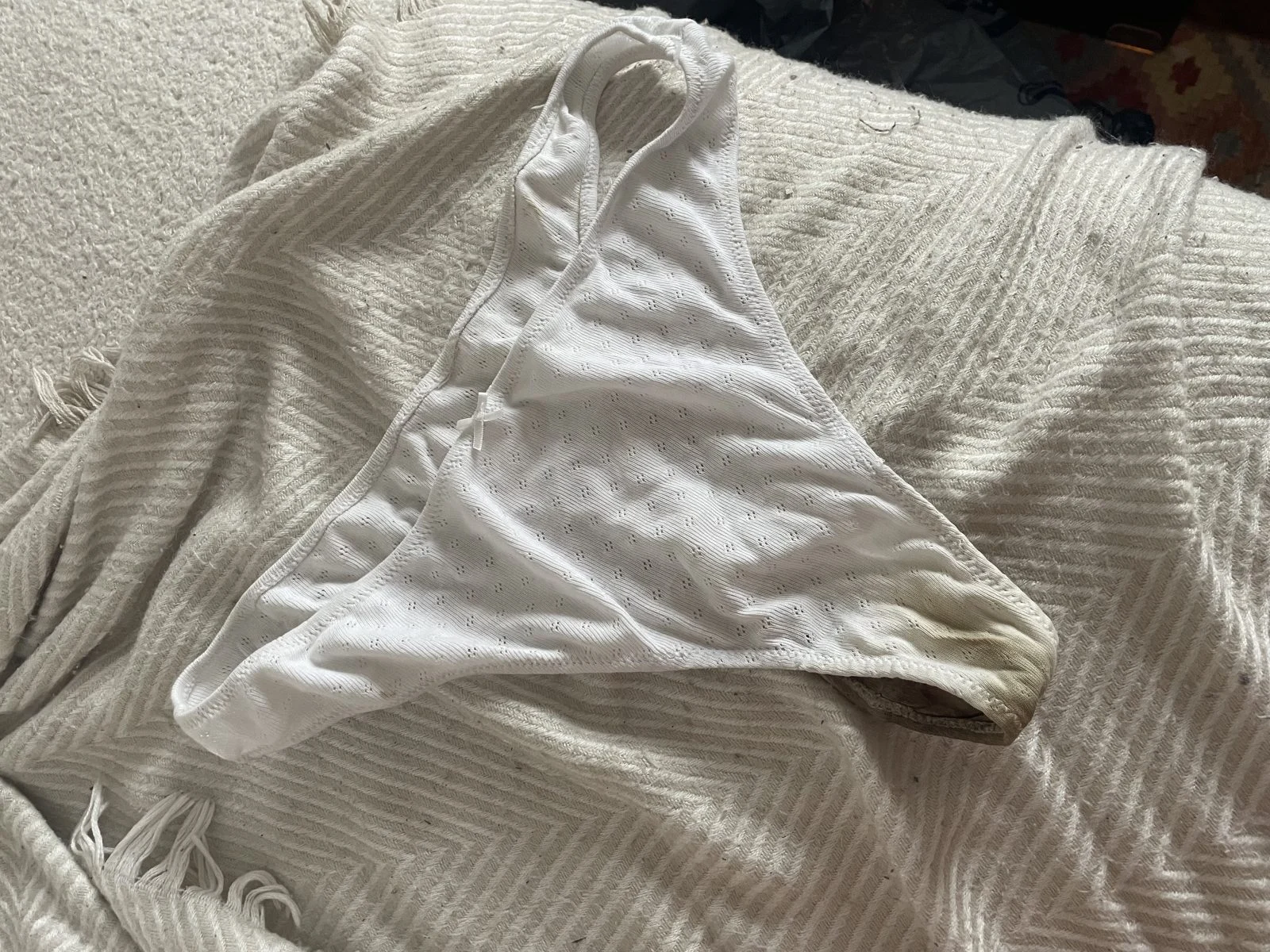String en coton souillé de sang – Image 2