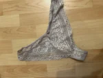 String blanc en dentelle, porté 3 jours