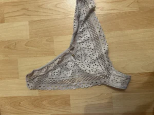 String blanc en dentelle, porté 3 jours