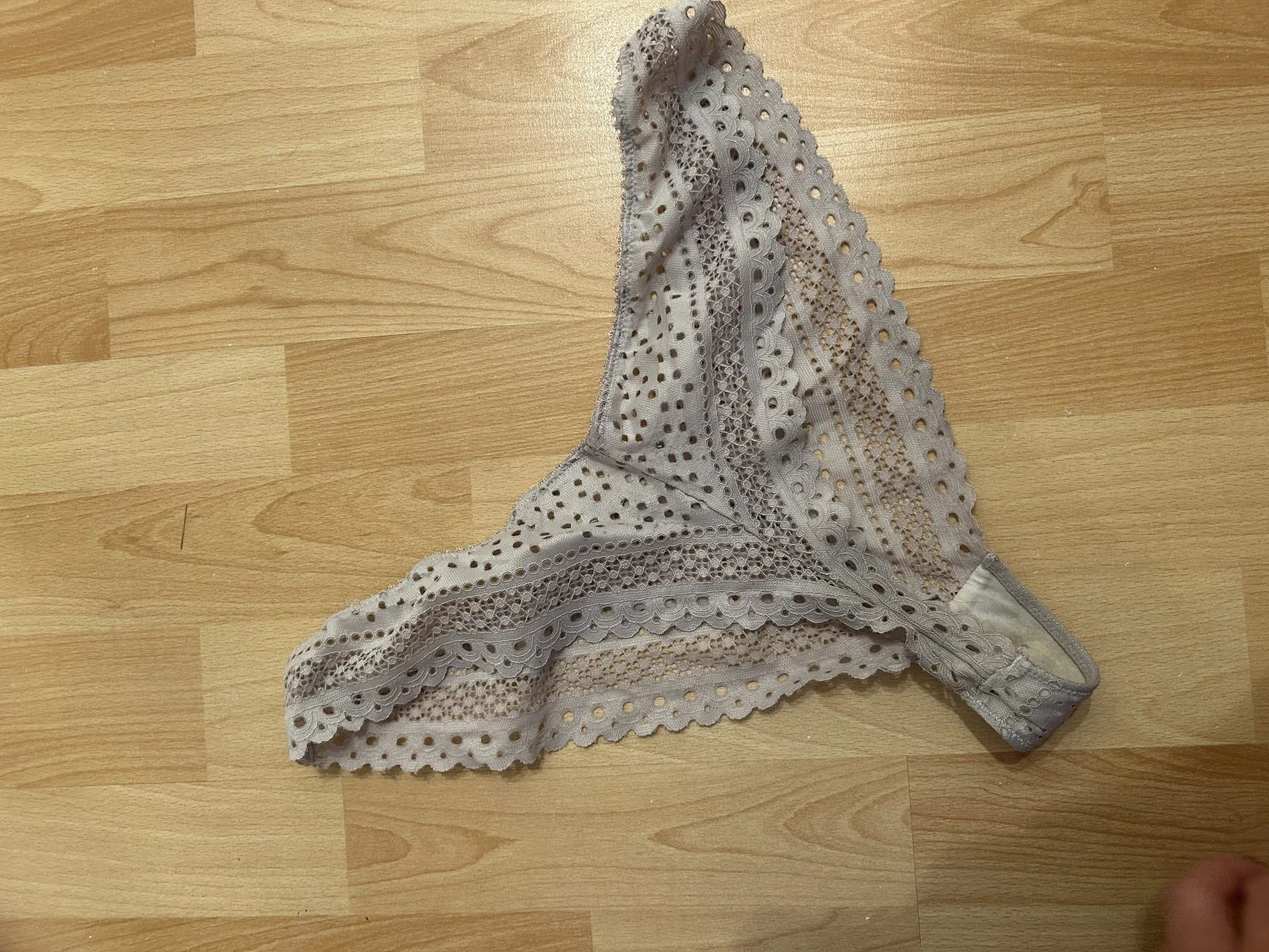 String blanc en dentelle, porté 3 jours – Image 2