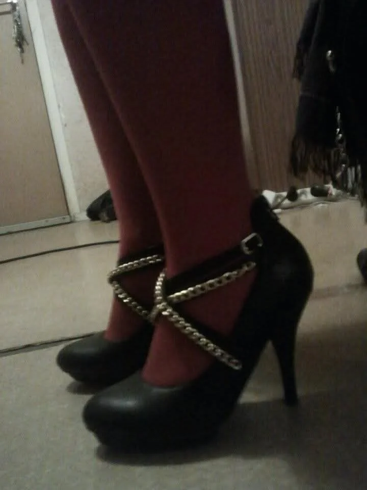 mes pieds avec collants rouge