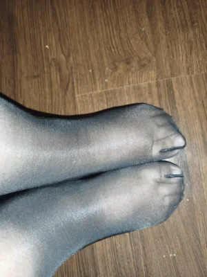 lot de 4Photo de mes pieds Après une journée de travail avec des collants légèrement sale