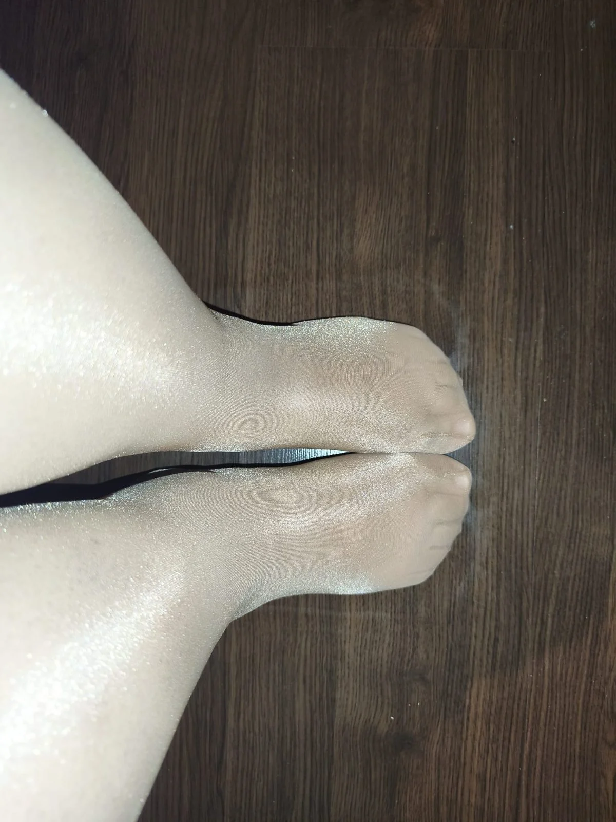 mes pieds en rentrant du boulot avec des collants couleur chair brillant – Image 2