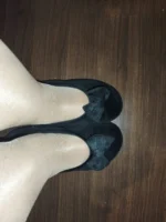 mes pieds en rentrant du boulot avec des collants couleur chair brillant