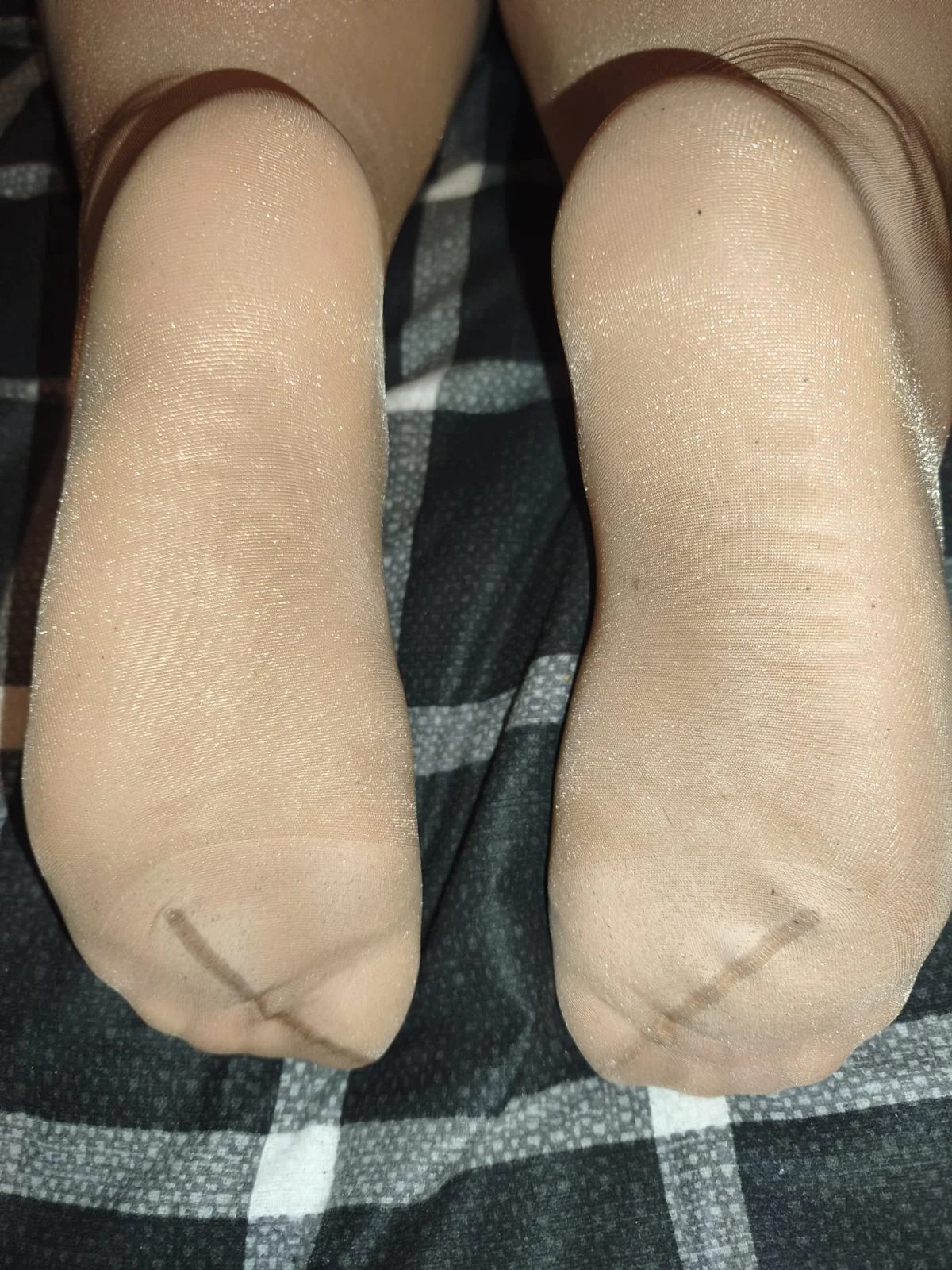 mes pieds en rentrant du boulot avec des collants couleur chair brillant – Image 3