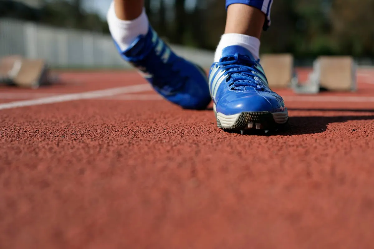 Baskets de course sur une piste, en illustration de « acheter chaussettes portées »