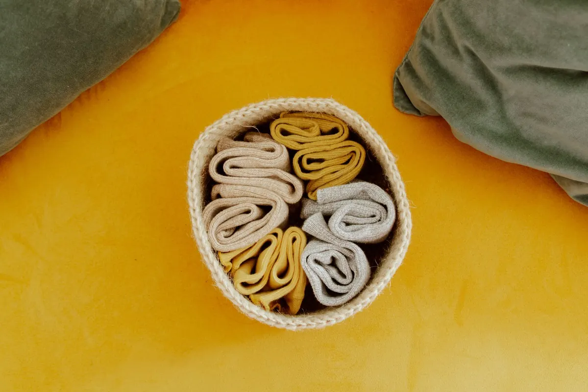 Chaussettes roulées dans un panier, en illustration de « acheter chaussettes portées »