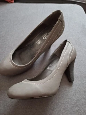 Chaussures grises à talon…