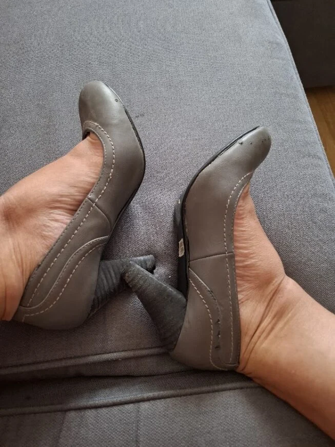 Chaussures grises à talon…