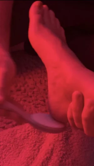 🦶Vidéo : mon soumis à genoux me fait ma pédicure