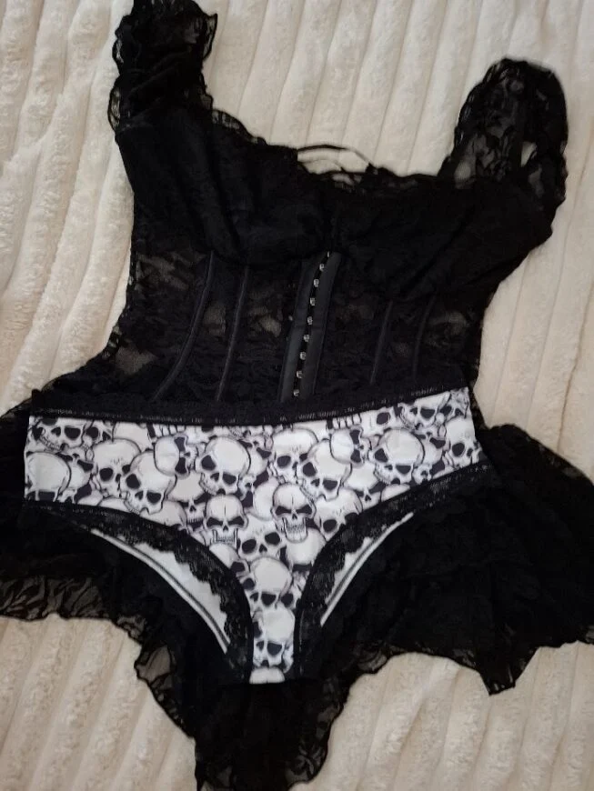 Lingerie De la lumiere dans ce monde sombre