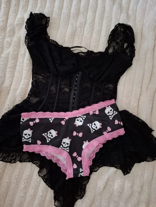 Lingerie tete de mort rose