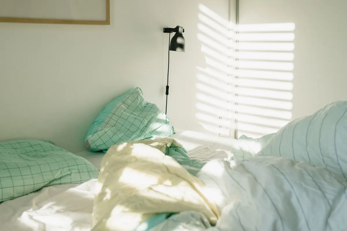 Draps clairs au soleil du matin, en illustration de « combien de temps porter une culotte avant de la vendre »