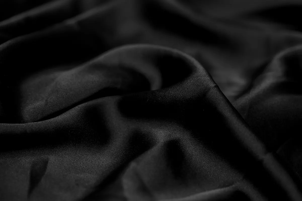 Tissu noir, en illustration de « combien de temps porter une culotte avant de la vendre »