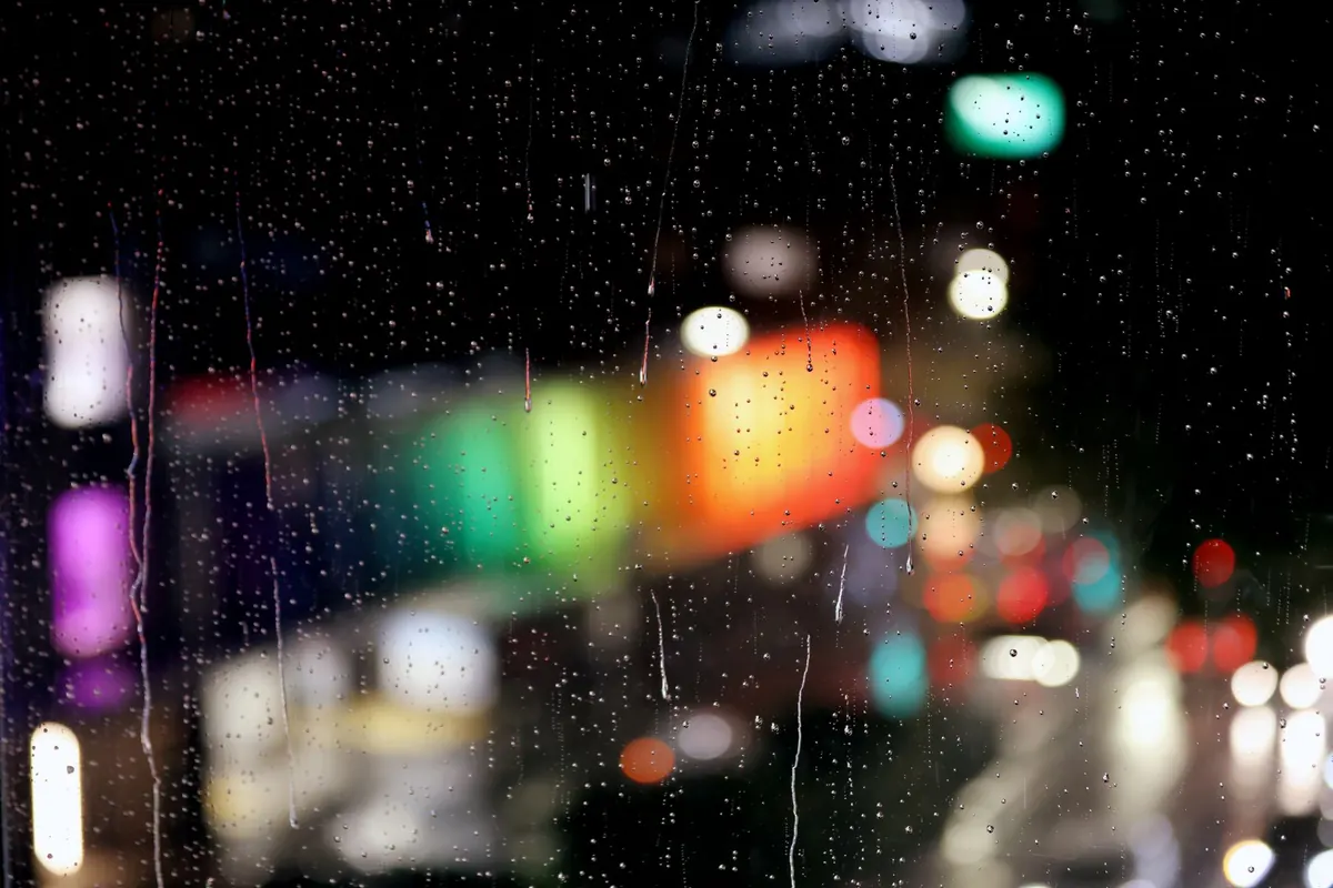 Lumières de ville sous la pluie, en illustration de « combien gagne une vendeuse de culottes »