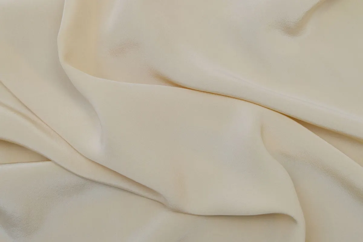 Soie crème, en illustration de « combien gagne une vendeuse de culottes »